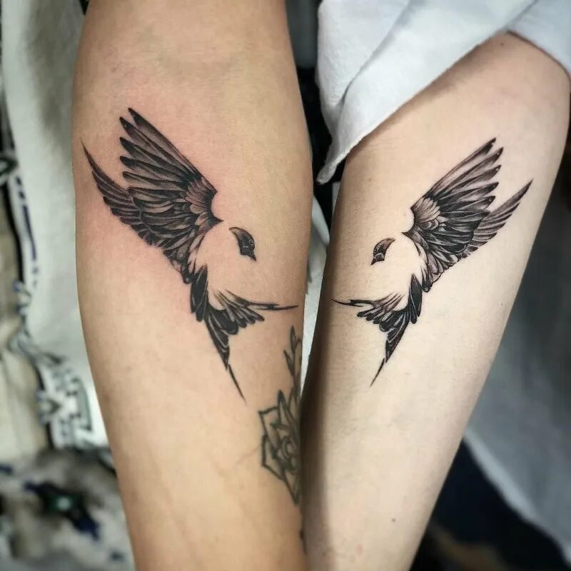 Парное тату крылья. Парные тату. Парные Татуировки для влюбленных. Парные тату птицы.