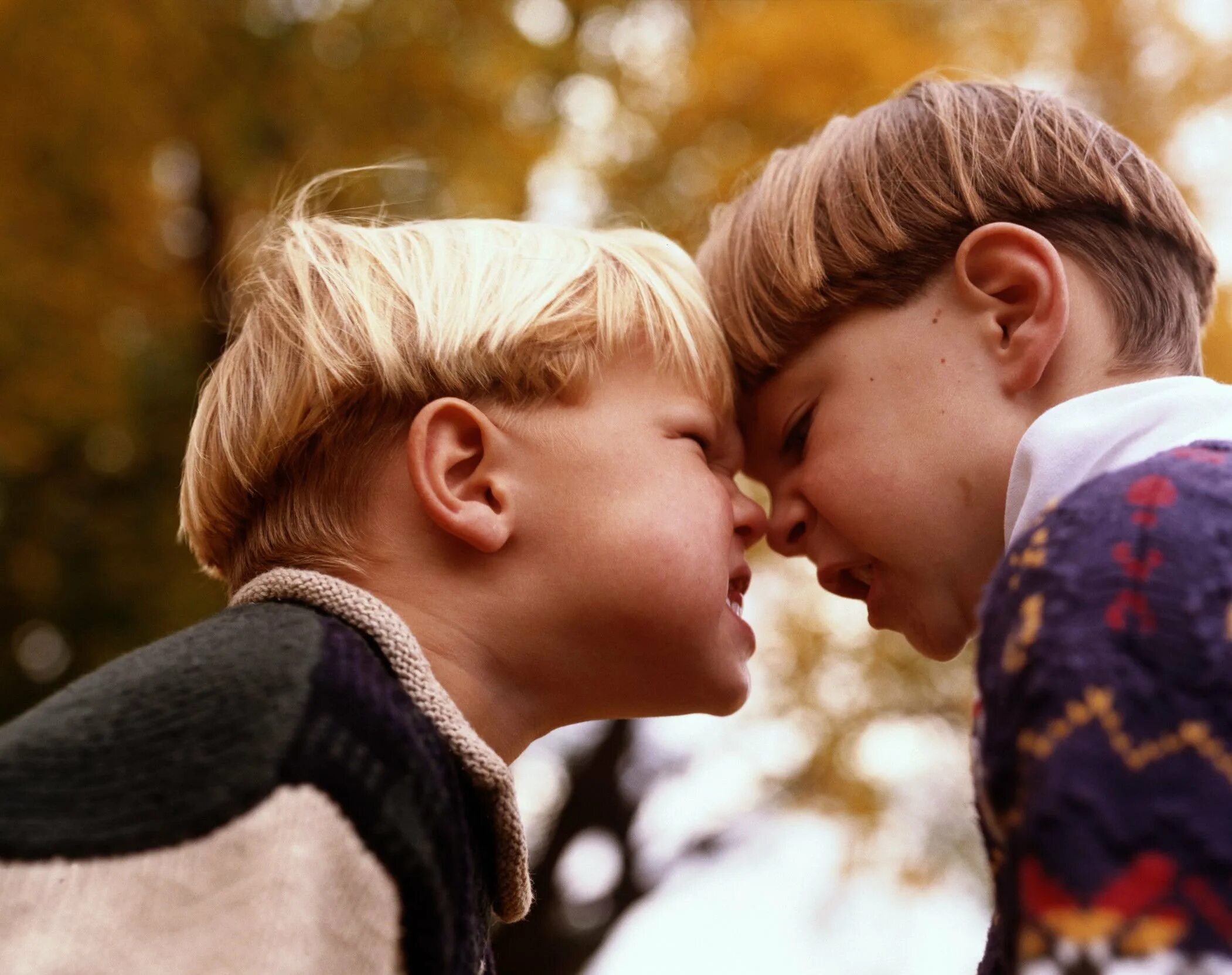 Мальчишку целует мама в щёчку. Фото мальчик целует маму. I kiss a boy обложка. Younger boys kisses. Агрессия детей.