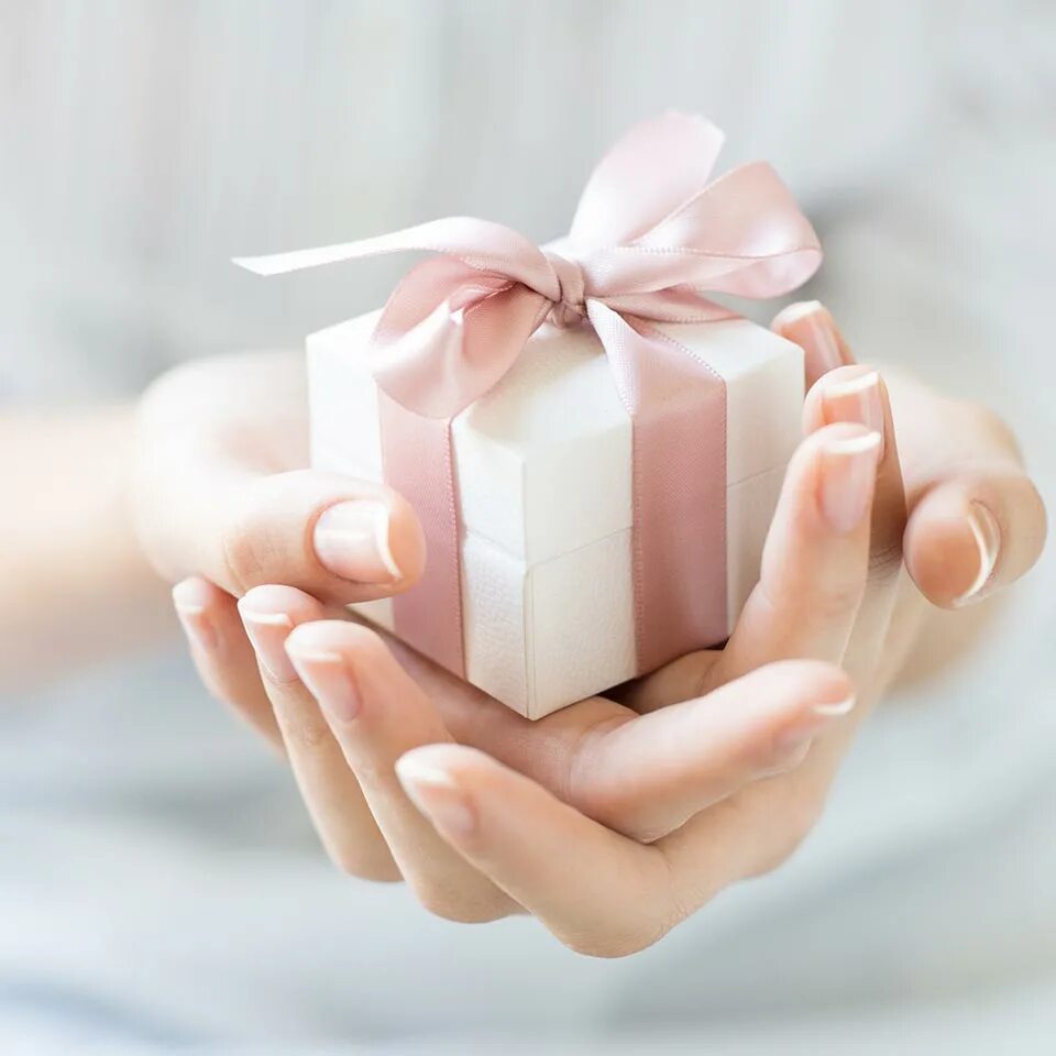 Дарите красивые подарки. Подарок. Дарим подарки. Подарок в руках. Красивые подарки.