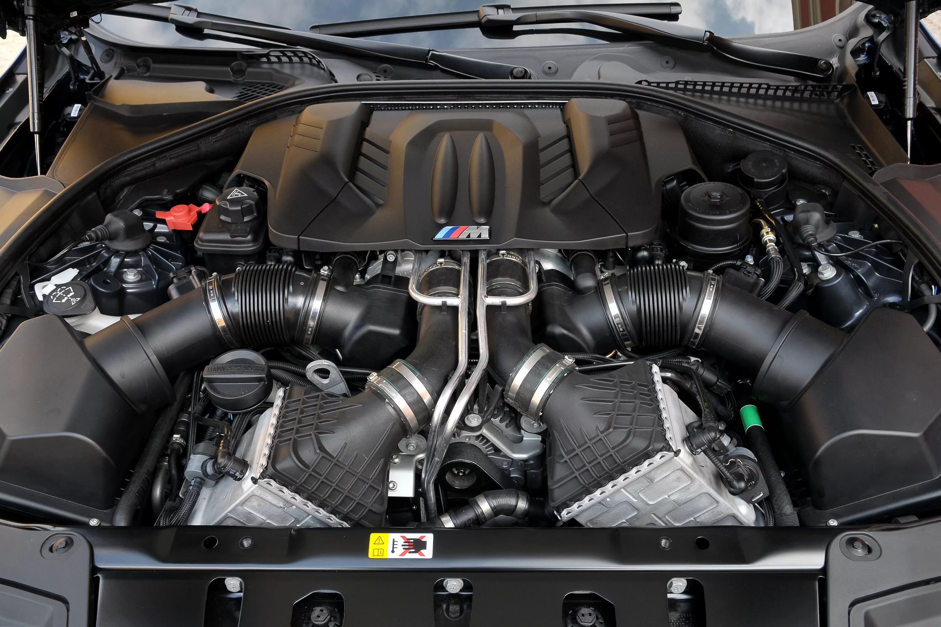 Е60 какие моторы. Мотор s63 BMW. BMW m5 engine. BMW m5 e60 мотор. BMW x5m мотор.