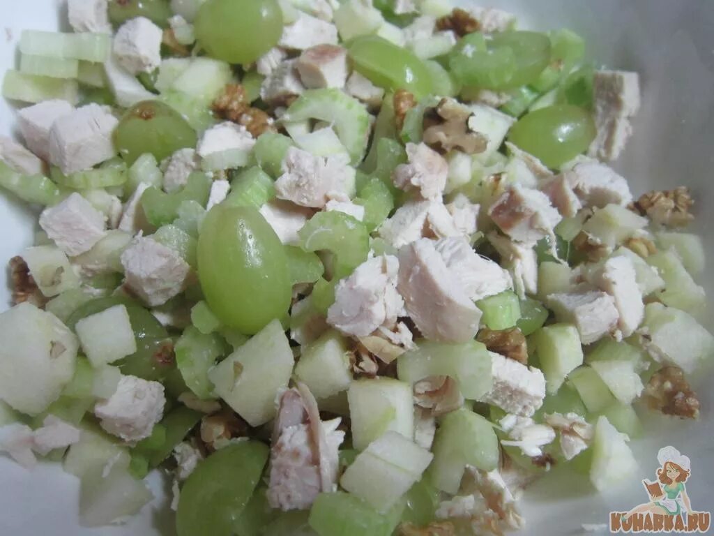 Салат с виноградом и сыром и орехами. Салат сельдерей виноград грецкий орех. Салат из курицы с орехами и виноградом. Салат с айсбергом и сельдереем. Салат сельдерей виноград грецкий орех.