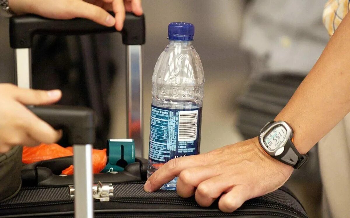 Можно ли в самолет воду в бутылке. Провоз жидкости в самолете. Бутылка воды в аэропорту. Жидкость в аэропорту в ручной клади. Жидкости в самолет ручная.