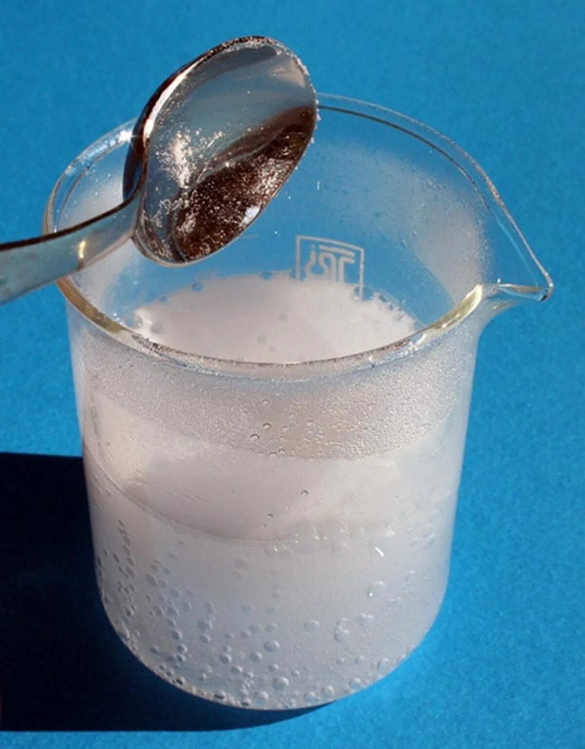 Растворение соли в воде реакция. Раствор соли. Раствор соды. Вода с содой. Раствор питьевой соды.
