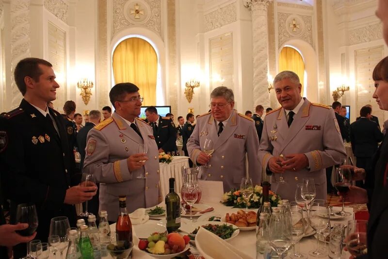 Торжестве н нн ый прием. Торжественный прием. торжественный прием в кремле выпускников военных. банкет в кремле. прием выпускников военных вузов в кремле 2015.