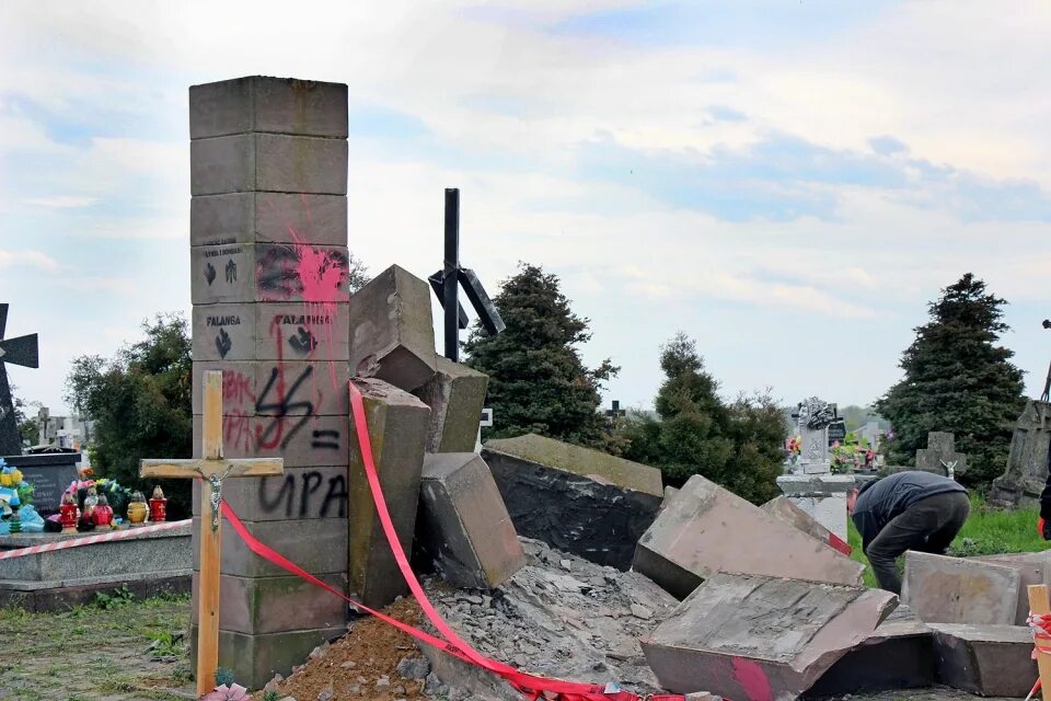 Осквернение памятников волгоград. Памятник упа в польше. осквернение памятников советским воинам польша. в польше разрушили памятники. разрушенные памятники советским воинам в европе.
