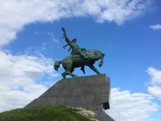 Уфа салават юлаев 55. Памятник салавату юлаеву в уфе. Памятник салавату юлаеву. Уфа салават юлаев 55. Салават юлаев памятник телецентр.