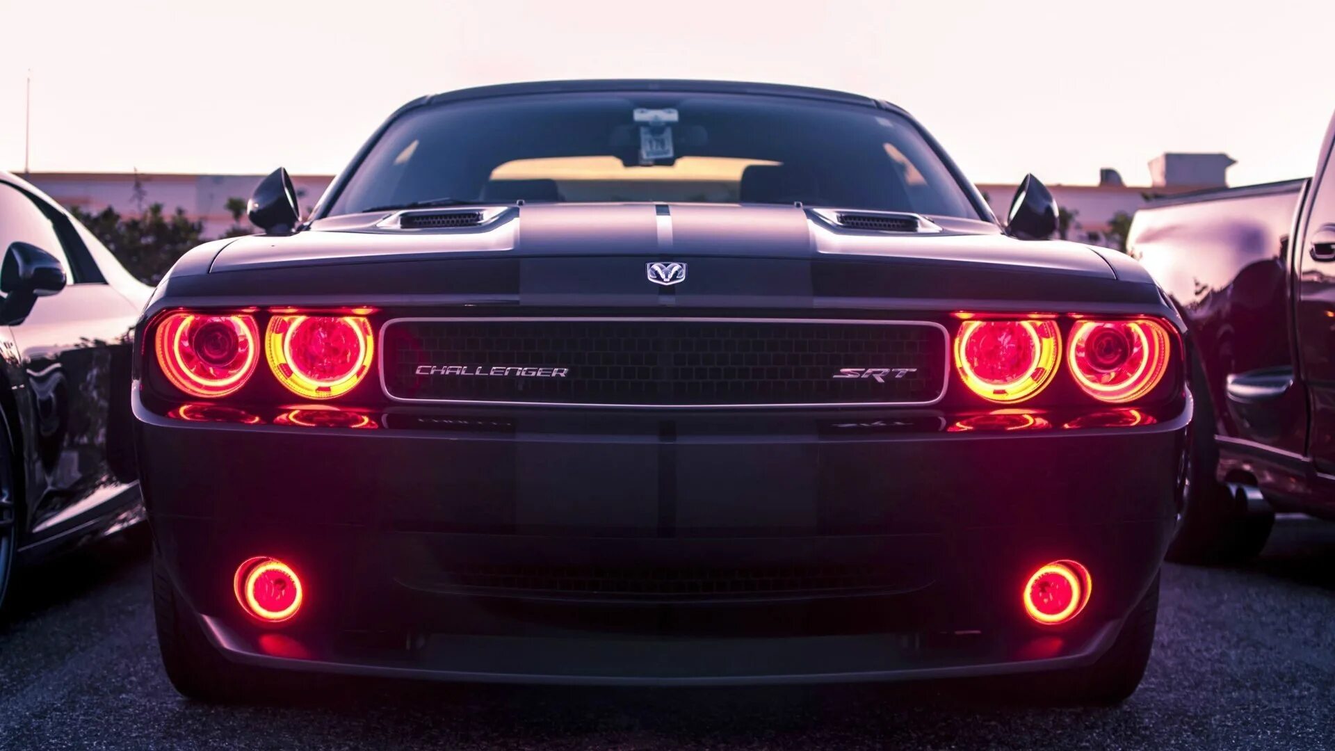 Додж Челленджер srt8. Dodge Challenger 2009. Додж Челленджер черный с красными фарами. Додж Челленджер красно черный. Включи спереди