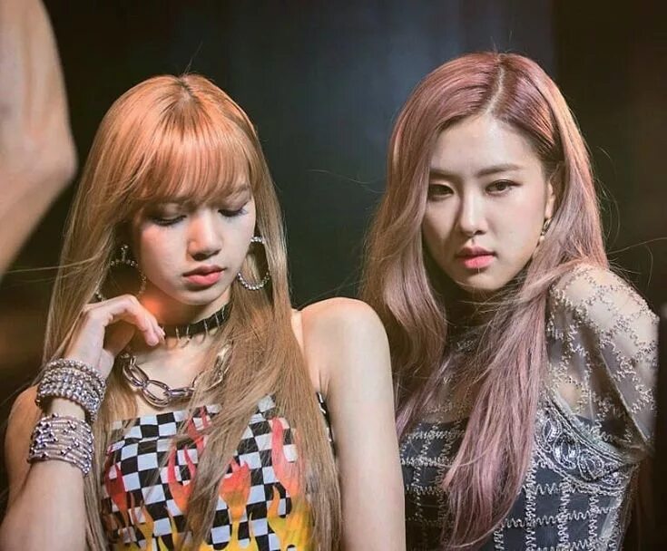Blackpink розэ и лиса. Chaelisa. Лиса дженни джису розэ блэкпинк. Блэк пинк розе лиса. Розэ blackpink.