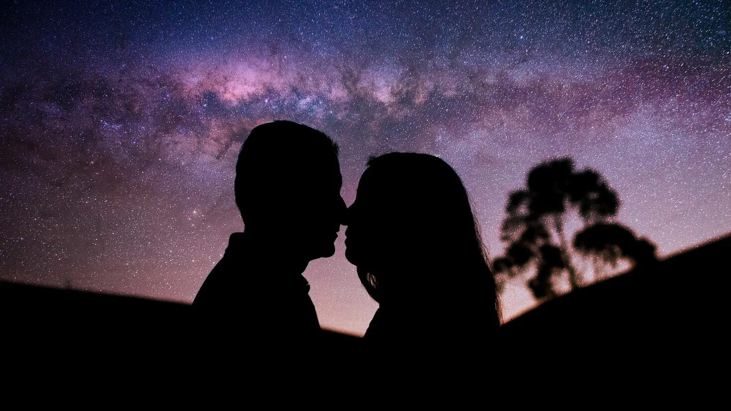 Поцелуи на обои. Влюбленные ночью. Влюбленные ночь звезды. Ночь любви. Поцелуй под звездами.