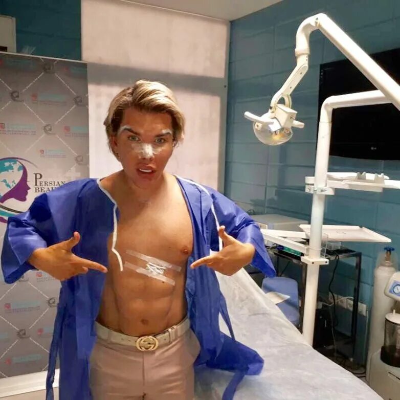 фил прикидывается пластическим хирургом. как становятся пластическими хирургами. кен пластические операции. пластическая операция схема. сергей кийло пластический хирург.