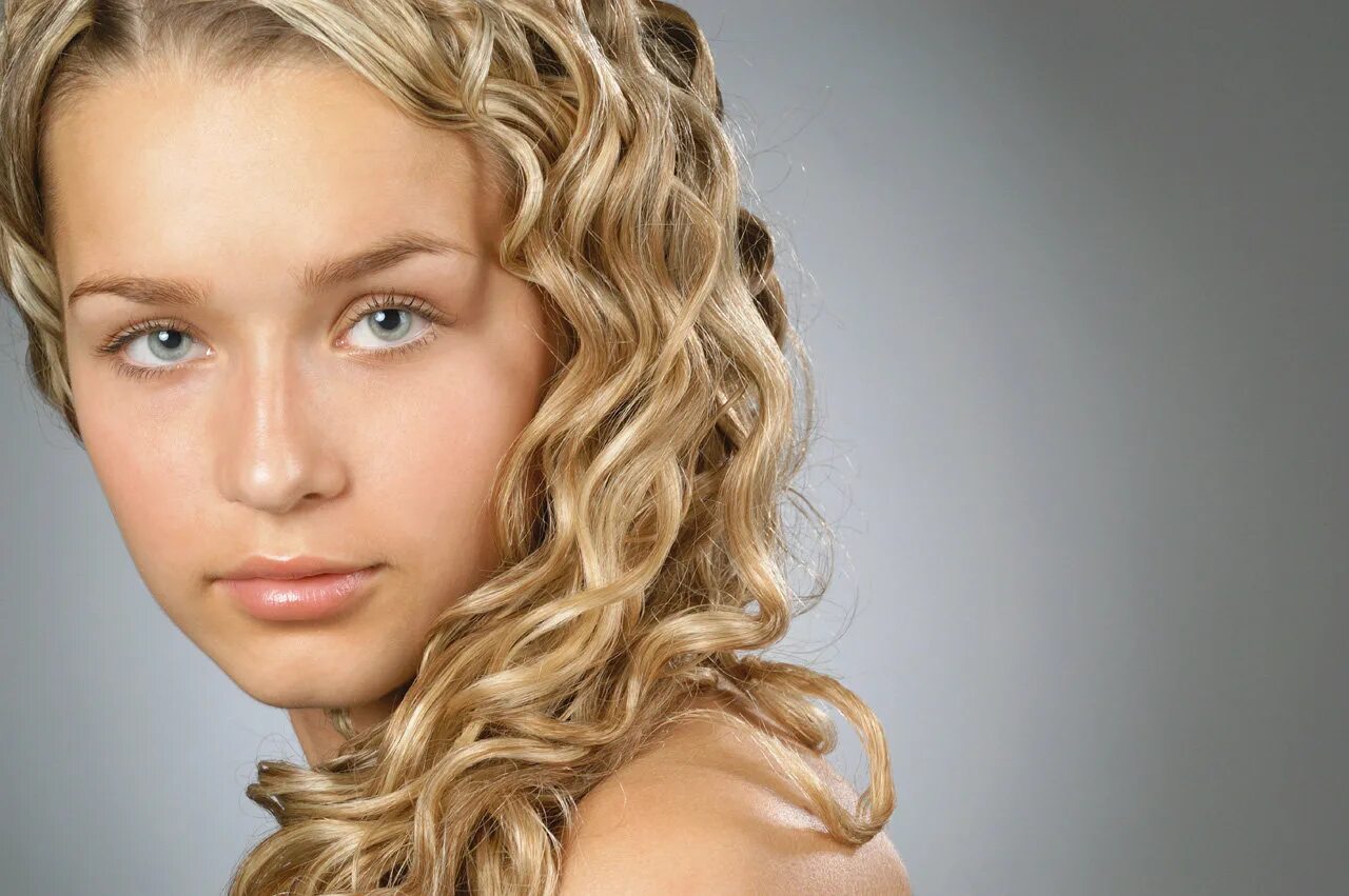 Прическа эффект мокрых волос. Как выглядит мокрый эффект. Биозавивка 2022. Укладка эффект мокрых волос. Сигрид агрен 2021.