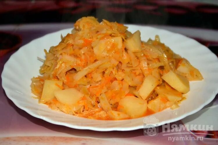 Тушёная капуста с картошкой. Тушёная капуста с картошкой и мясом. Гарнир из капусты и картошки. Тушеная капустка с картошечкой.