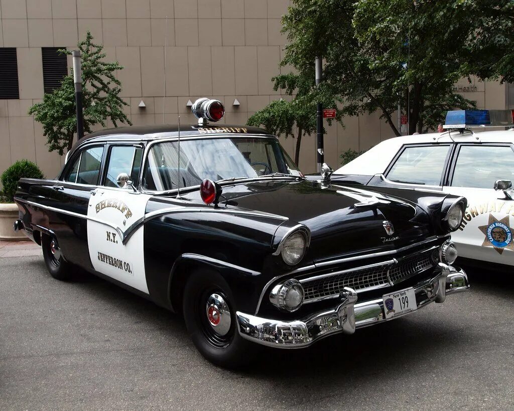 Полицейские машины в америке. Ford Fairlane 1955 Police. Ford Police 1973. Ford Fairlane Crown Victoria 1955 Police. Ford Fairlane Crown Victoria полиция.