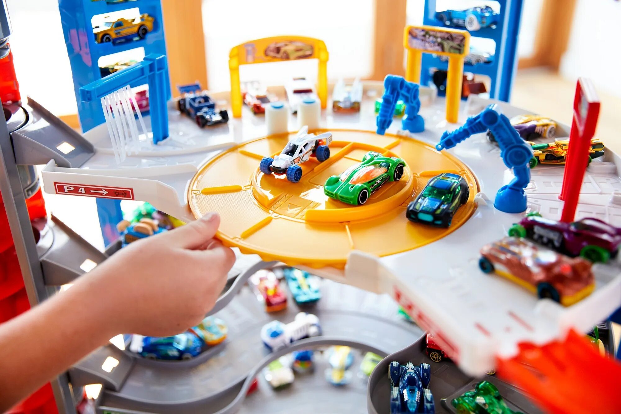 Гараже вилс. Хот Вилс паркинг. Hot Wheels игровой набор hot Wheels super Ultimate Garage, 6-ти уровневый паркинг fdf25. Hot Wheels гараж парковка. Набор игровой hot Wheels Супергараж fml03.