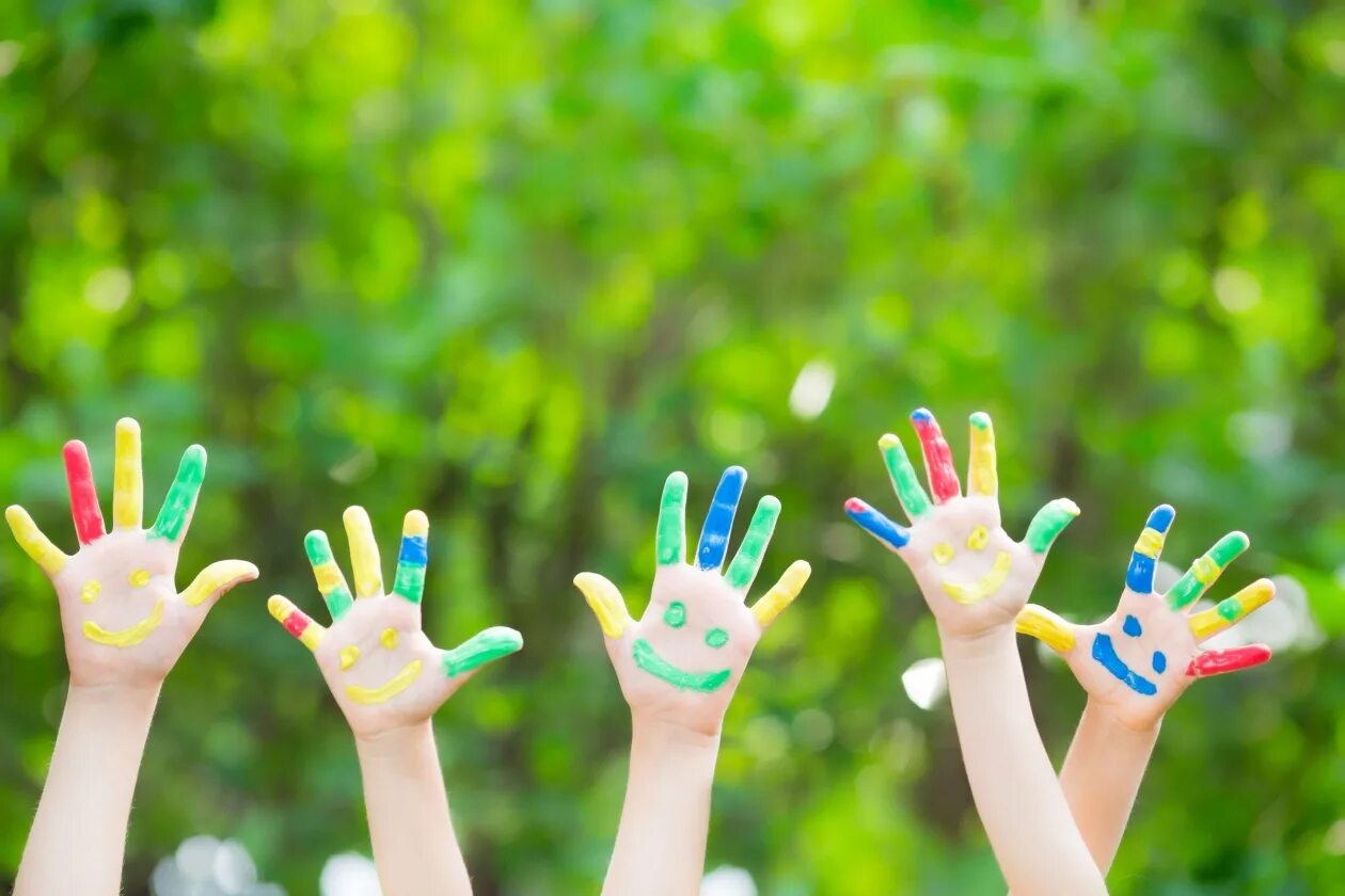 День защиты детей руки. Детские руки. Разноцветные ладошки. Разноцветные руки. Цветные ладони.