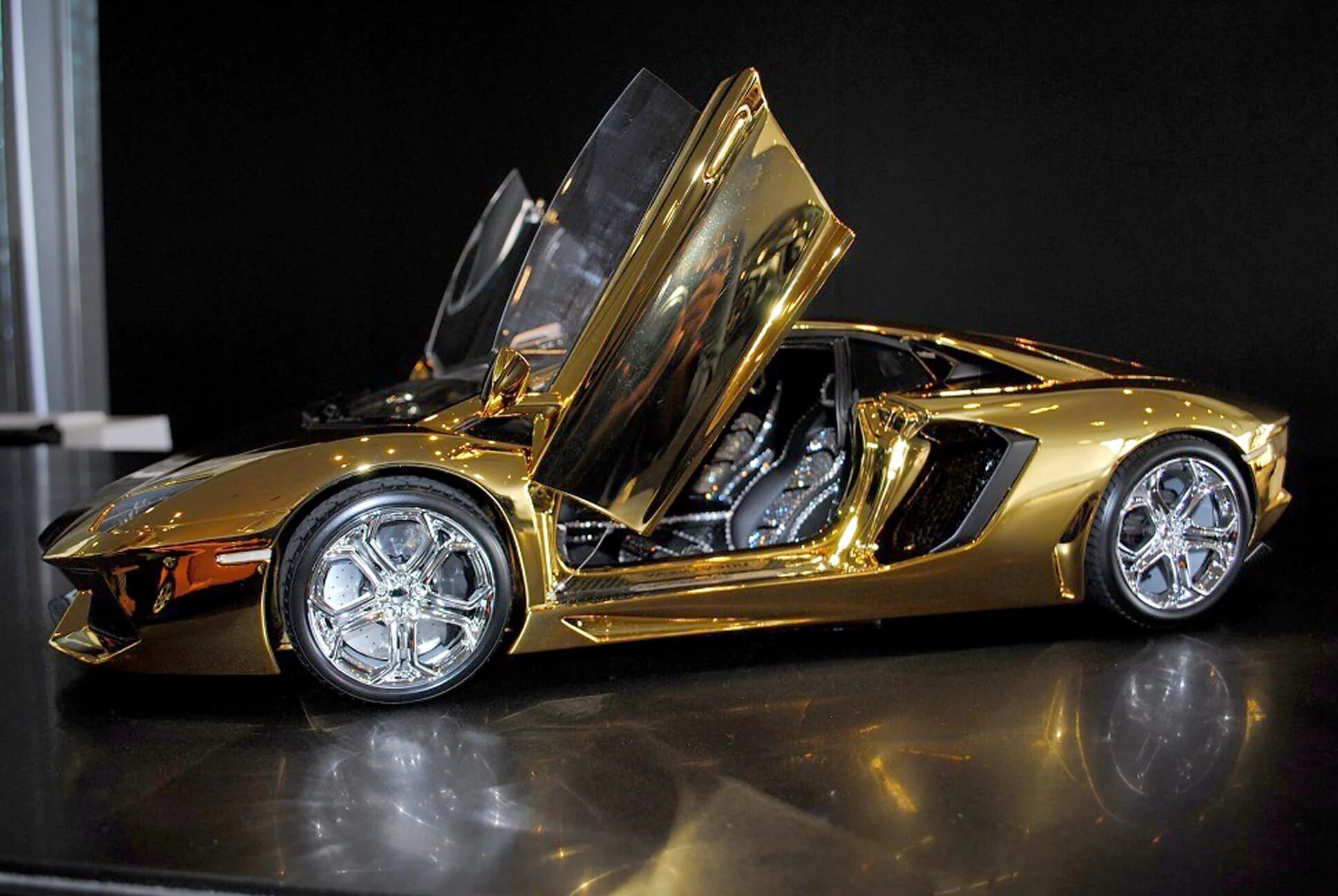 Lamborghini Aventador LP 700-4 из золота. Золотая Lamborghini Aventador. Ламборджини авентадор Золотая Дубай. Изготовление дорогих