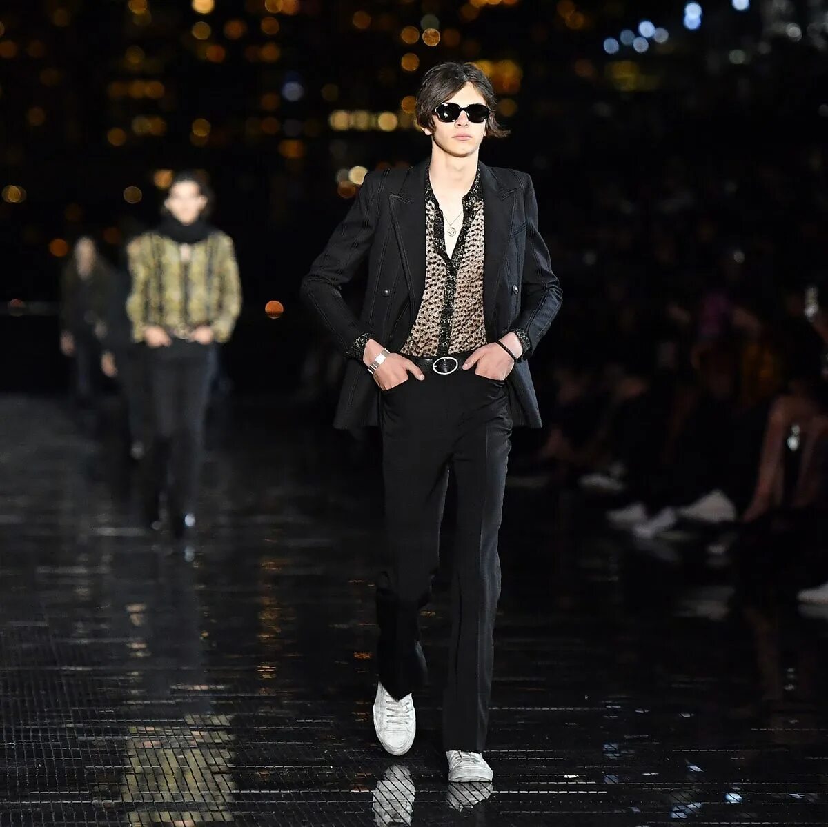 Saint laurent мужская. Пиджак мужской ив сен лоран. Saint laurent парни. Saint laurent мужская. Ив сен лоран мужская коллекция 2024.
