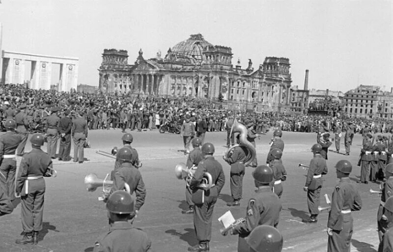 Парад победы германия. Парад в Берлине 1945. Парад Победы в Берлине в 1945 году. Парад Победы союзных войск в Берлине. Парад 9 мая 1945 в Берлине.