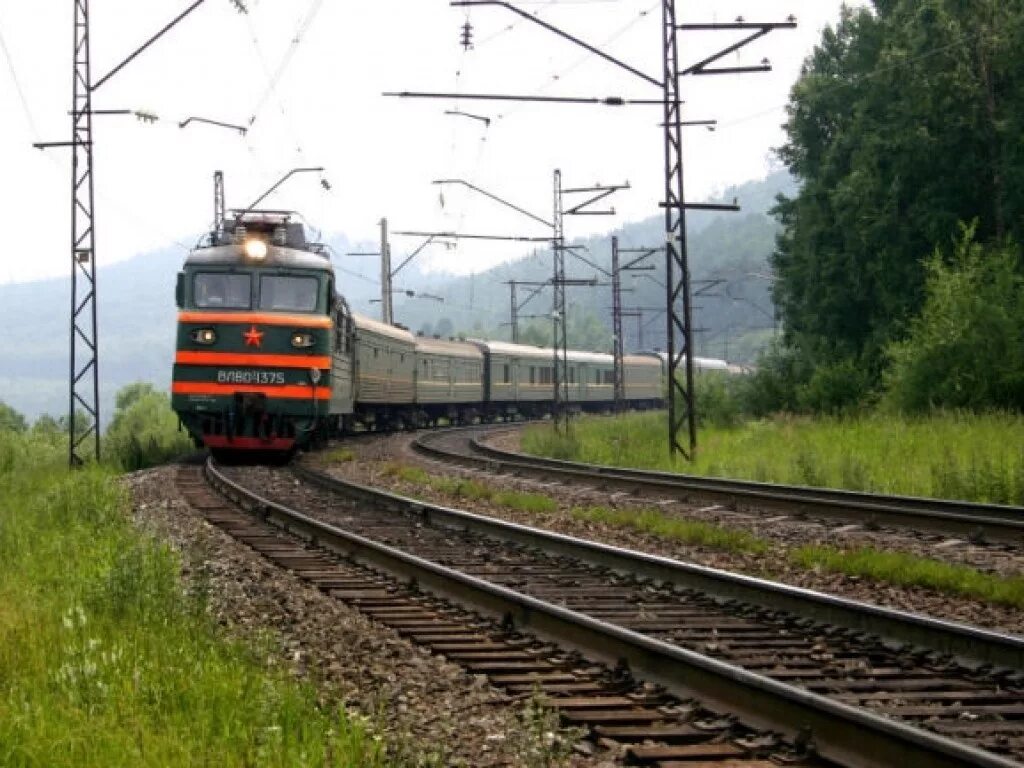 Видео дороги поезда. Станция Ершов. Приближение поезда. О поездах и железной дороге. Поезд на рельсах.