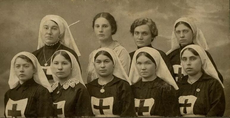 Красный крест первая мировая. Сестры милосердия российского красного Креста. Сестры милосердия 1914. Сёстры милосердия в первой мировой войне. Сестры милосердия 19 век.