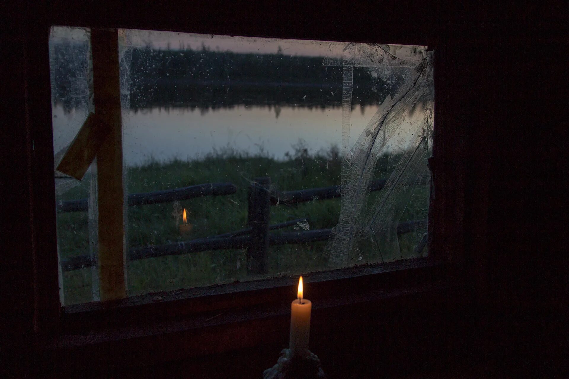 В окнах свет и нет войны. Вид из окна ночью в деревне. Вид из деревенского окна. Вид из окна в деревне. Огонек в окне.