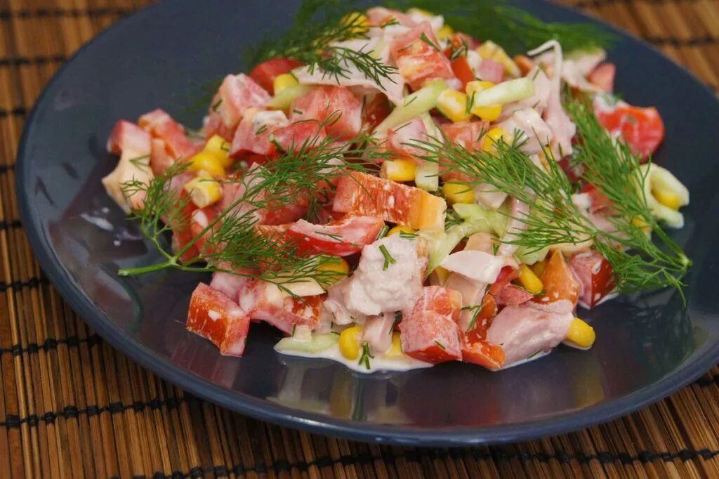 салат с копчёной колбасой и помидорами. салат с помидорами копченой. салат из колбасы и сыра. салат с помидорами копченой. салат с копченым мясом.