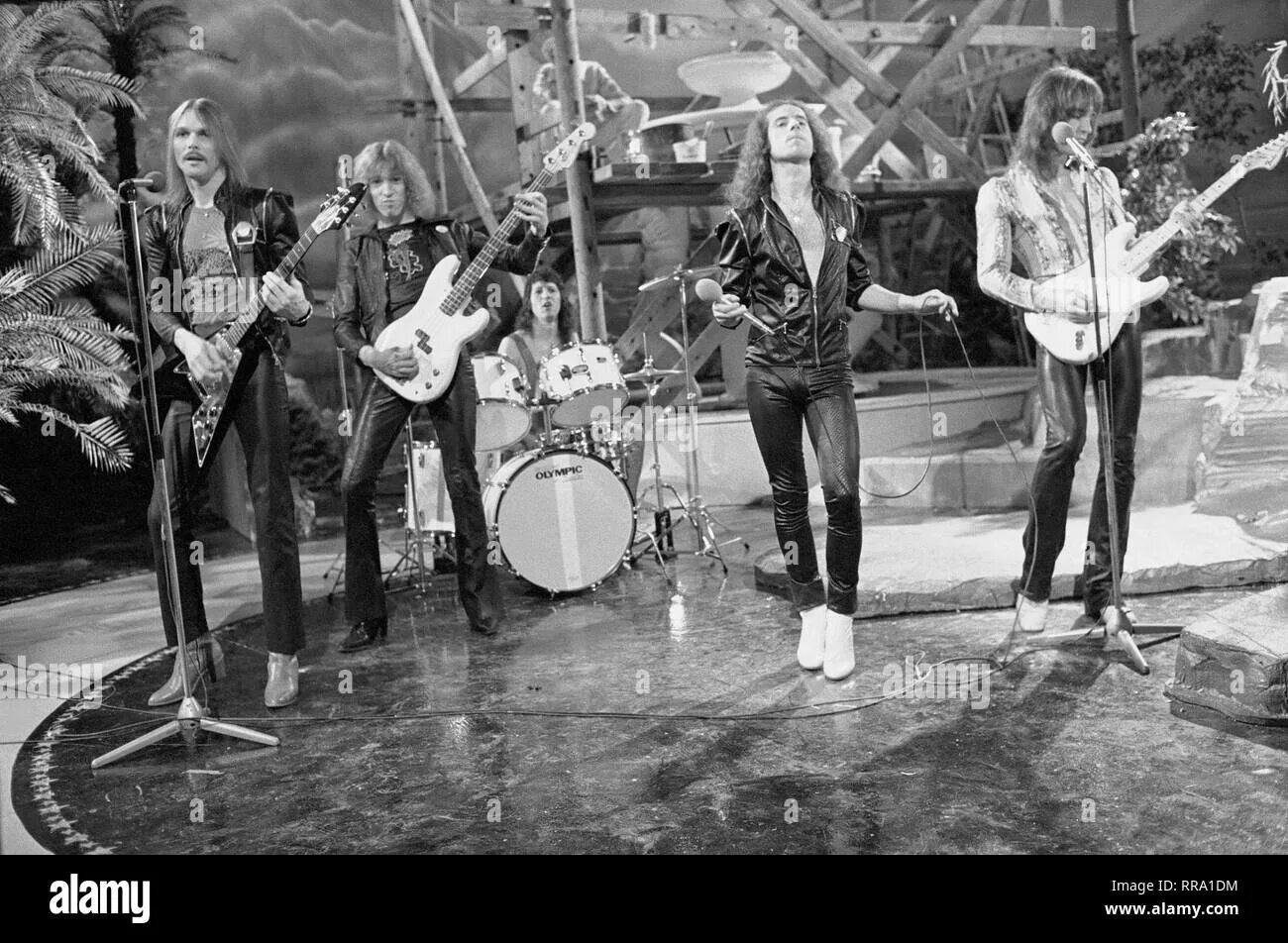 Группа scorpions 1970. Группа slade. Группа uriah heep. Рок 70. Группа aerosmith в молодости.