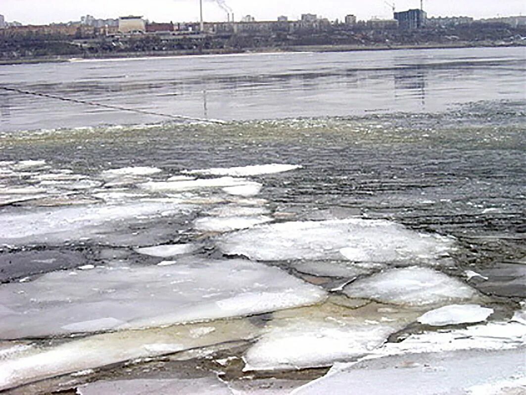 Лед на реке. Рыхлый лед на реке. Шуга гидрология. Ледоход для детей. Рыхлый лед на реке.