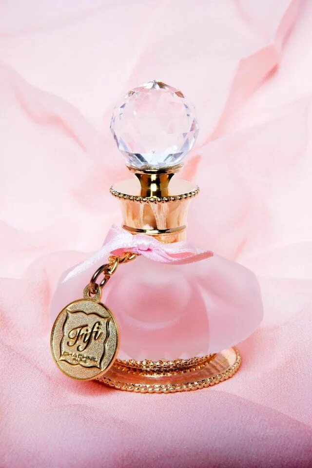 Парфюм розовый флакон. Fifi Chachnil Парфюм. Фифи Шашниль. Духи Pink parfume.. Духи в красивом флаконе.