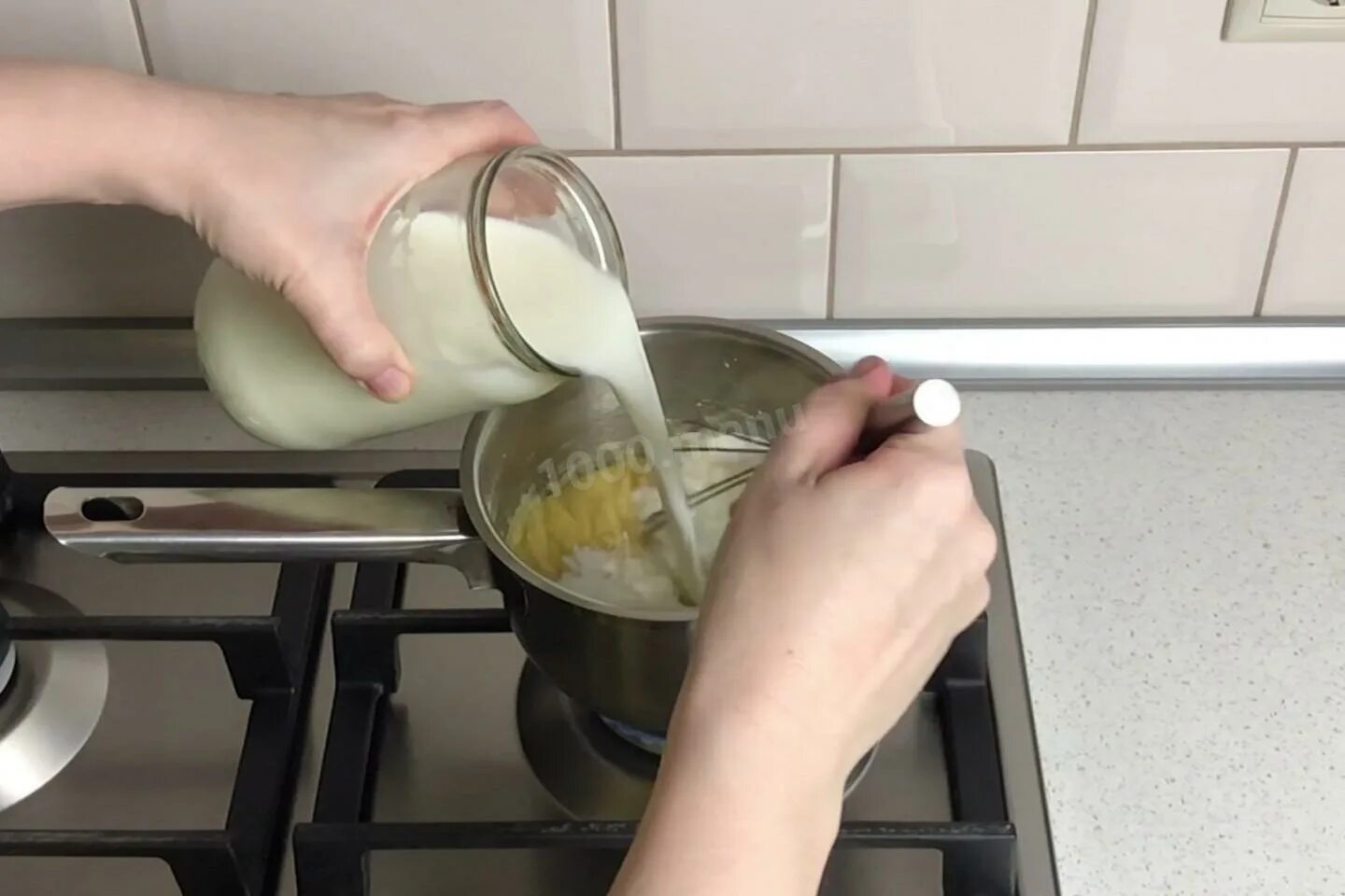 Бешамель для лазаньи на 1 литр. Соус бешамель для лазаньи. лазанья классическая с соусом бешамель. молочный соус для лазаньи. бешамель для лазаньи с молоком.