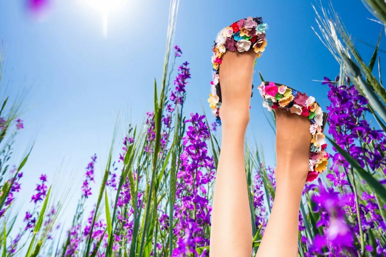 Цвет настроения весенний. Ноги в цветах. Женские ножки. Красивые женские ноги.