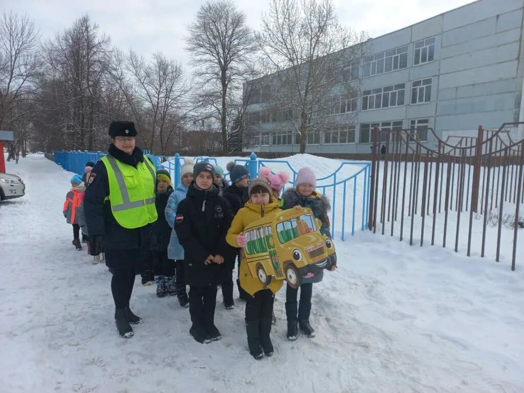 Школа 16 кузнецк. Безопасность дорожного движения фото. Дети в школе. Сотрудники ГИБДД Колышлейского района Пензенской. Школа безопасности.