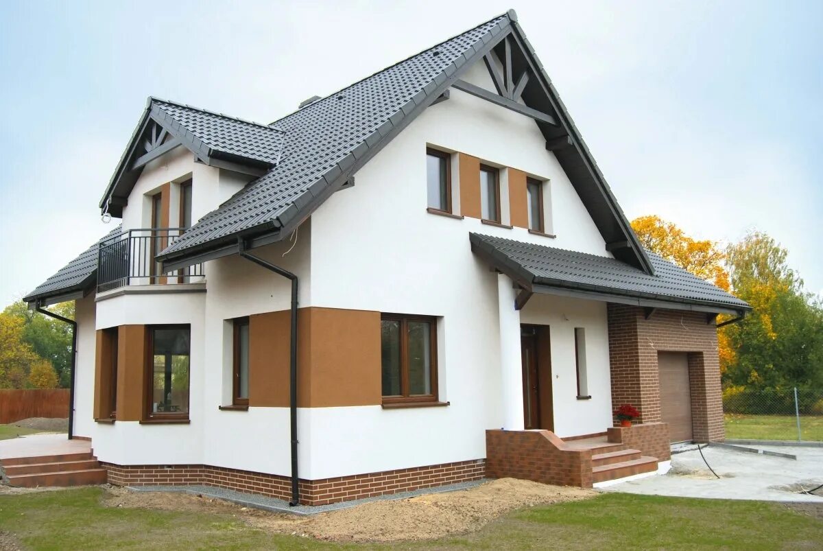 Белая фасадная штукатурка. Оштукатуренный дом с коричневой крышей. Фасад с коричневыми окнами. Фасад с коричневой крышей. Коричневая крыша белый фасад.