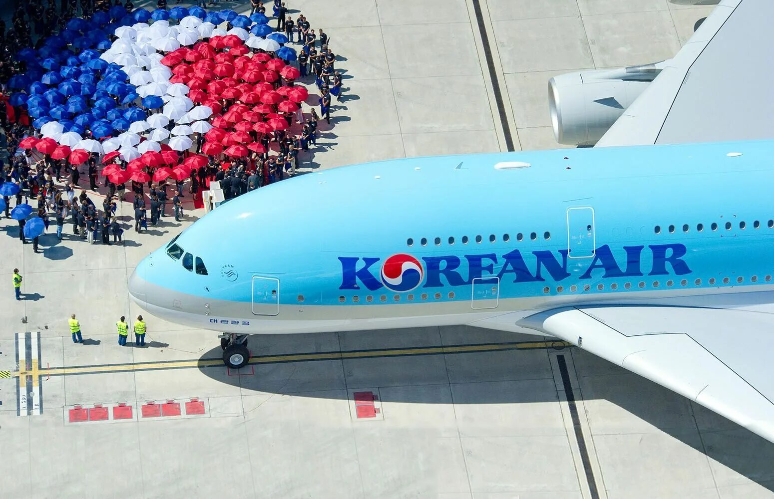 Корея летает. Самолет korean air. Авиакомпания северной кореи. Авиакомпания кореан эйр. Korean airlines (южная корея) форма.