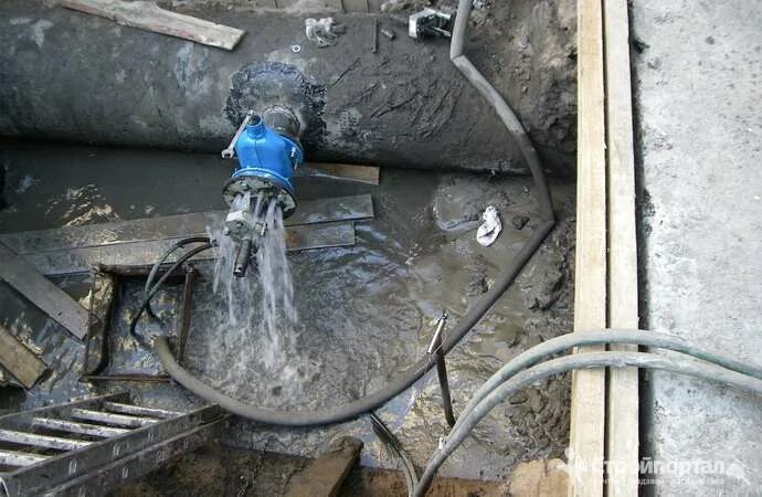 Врезка в существующую сеть. Врезка в водопровод. врезка под давлением в водопровод. врезка водоснабжения в колодце. врезка пнд трубы в центральный водопровод.