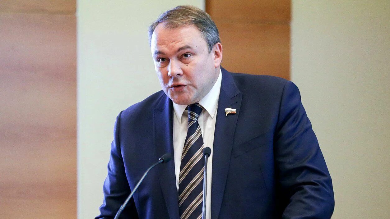 Вице спикер думы. Вице-спикер госдумы толстой. петр толстой. заместитель председателя госдумы рф петр толстой. вице-спикер госдумы петр толстой в пасе.