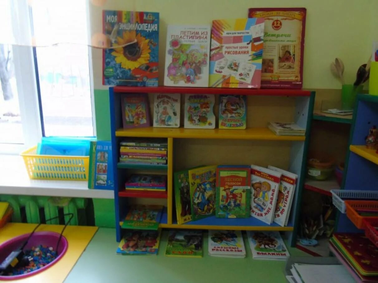 Работа в книжном уголке в младшей