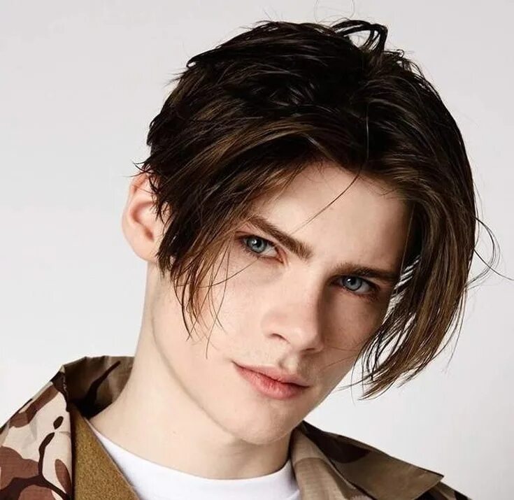 Мужская стрижка с пробором по середине. Джаред лето прически. Короткие волосы с пробором посередине. Мужские причёски с длинными волосами. Прическа волосы в разные стороны.