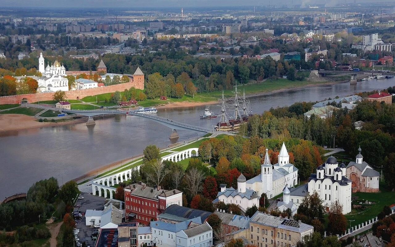 Новгородской областях россии. Великий Новгород достромичательности. Великий Новгород с высоты птичьего полета. Ярославово Дворище Великий Новгород сверху. Великий Новгород Кремль с высоты птичьего полета.