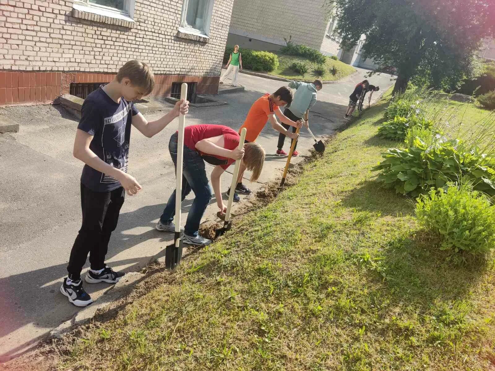 Во время каникул подростки. Летний труд подростков. Трудовая бригада в школе. Трудовые бригады в колледже. Трудовая занять подростков Копейск.