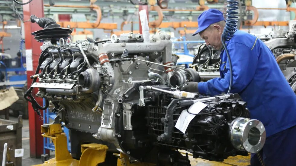 автомастерская для грузовых автомобилей. ремонт грузовых двигателей. ремонт грузовых двигателей. двигатель грузового автомобиля. 73.