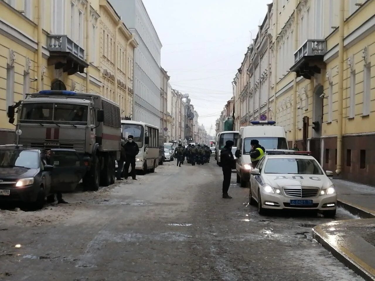 Автозаки в центре Москвы сегодня. Варламова задержали в Петербурге. Автозаки перекрыл мост на Кремль Москва Навальный. В ЗАКС прямо в автозаке повезёт?.