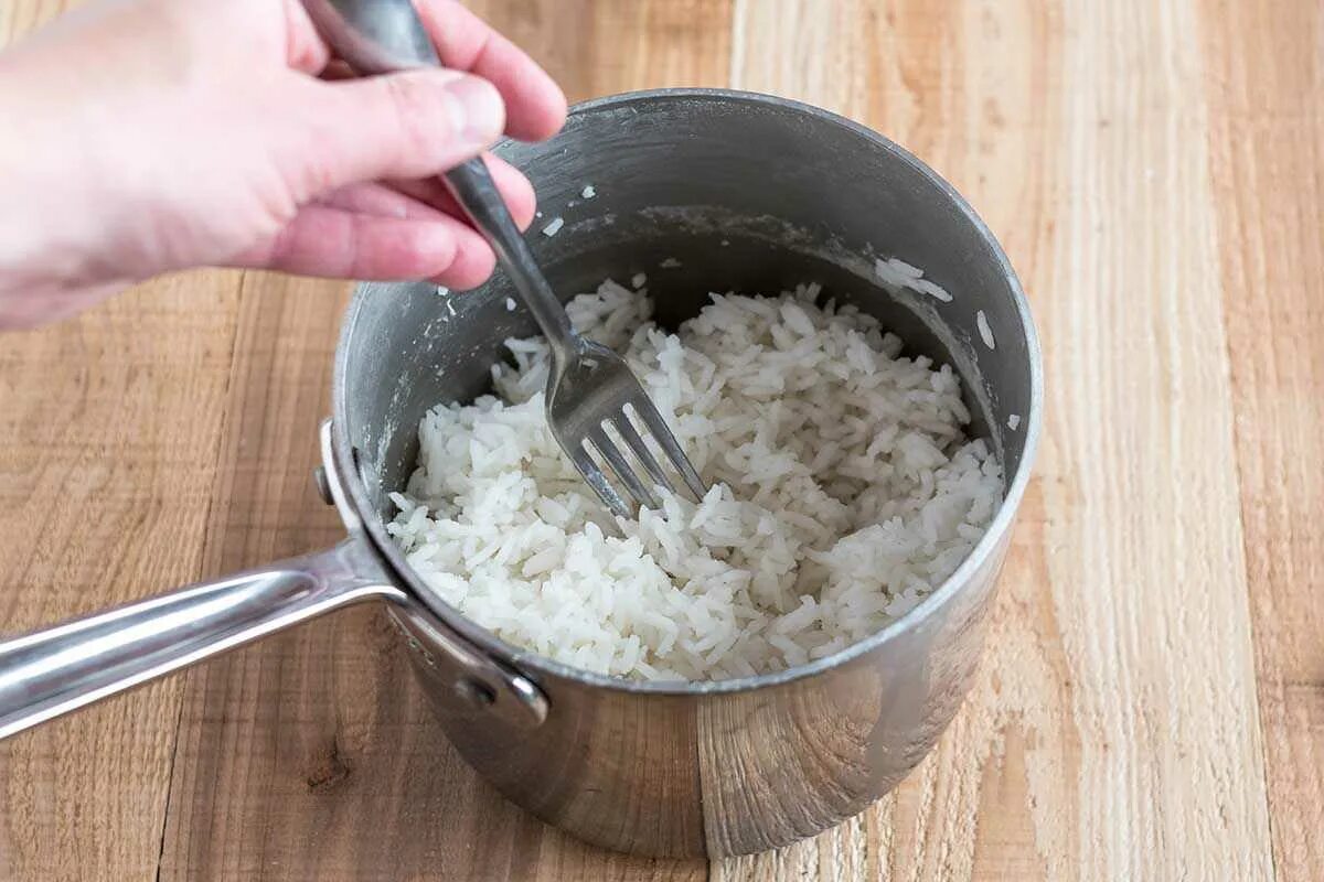 Чтобы рис был рассыпчатым нужно. Рассыпчатый рис в кастрюле. Рис круглый приготовления. Рассыпчатый рис. Как варить рис.