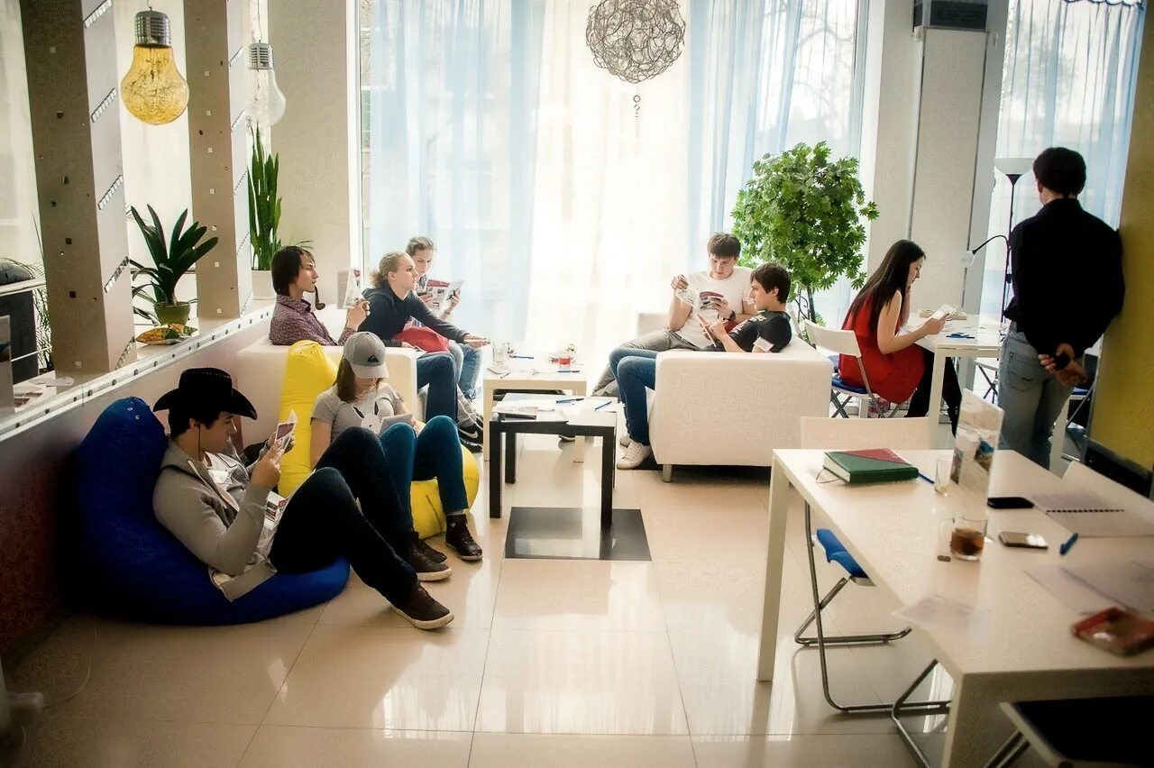 Люди свободное пространство. Молодежный коворкинг. коворкинг центр для молодежи. студенты в кафе. креативное пространство для молодежи.