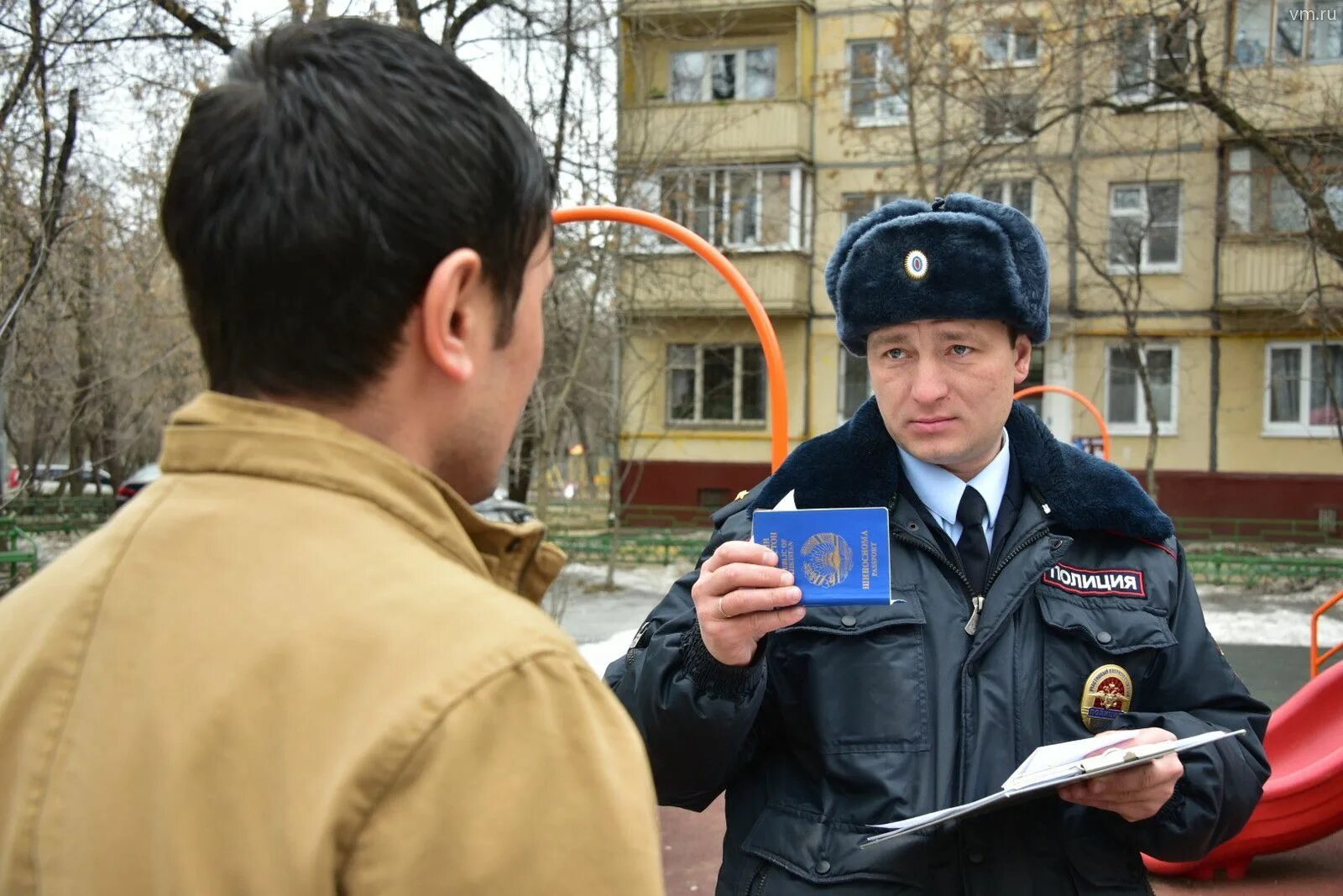 Проверка участковых уполномоченных полиции. Участковый полицейский. сотрудник полиции с гражданами. участковый полиции. полицейский и гражданин.