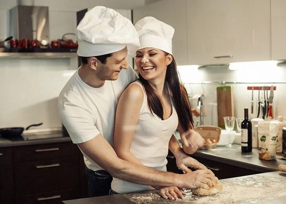 Пока жена готовит муж. Фотосессия на кухне. Мужчина и женщина на кухне. Пара готовит вместе. Готовим вместе.