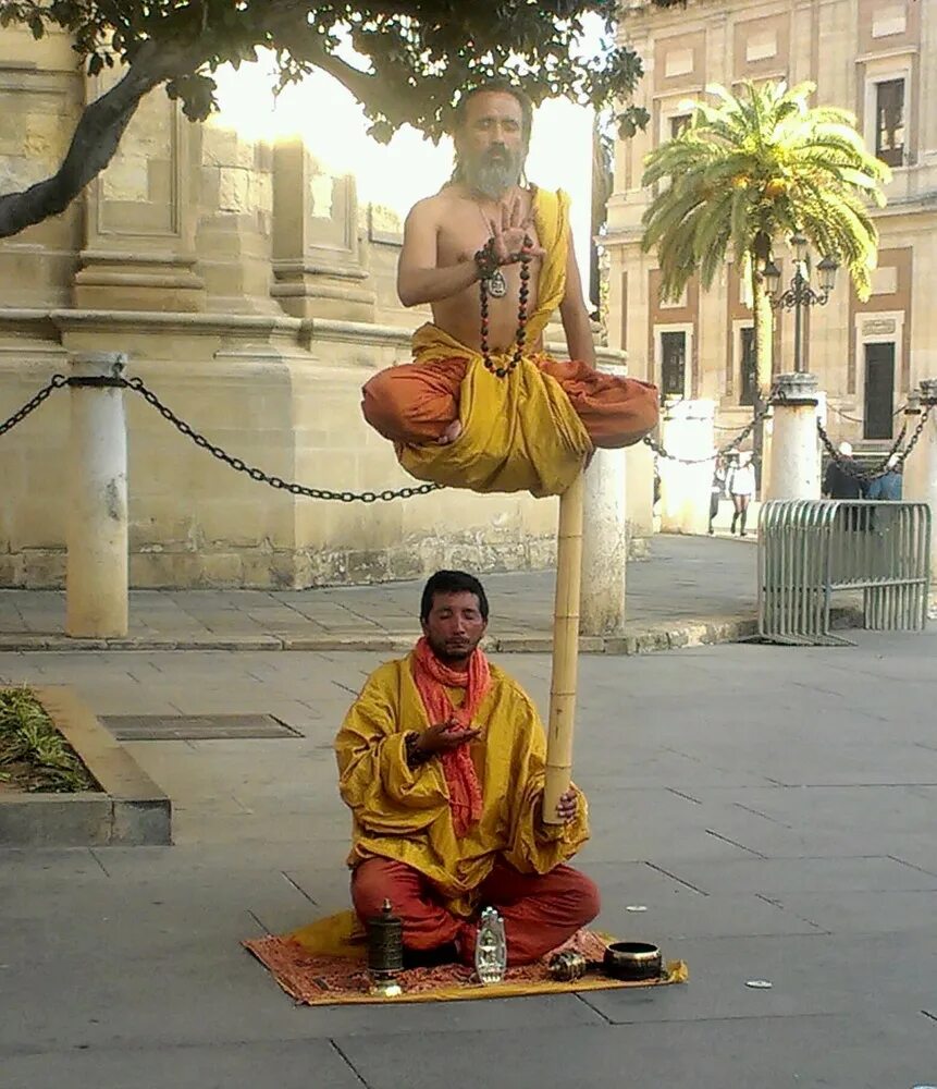 Монах в воздухе. Левитация йога джада. Йог в воздухе. Человек в воздухе. Йог парит в воздухе.