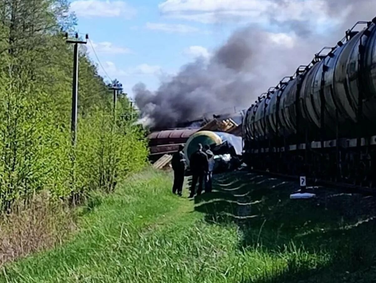 Подрыв поезда в Брянской области. Подрыв железной дороги в Брянской области. Сход Локомотива с рельсов Брянская. Подрыв ЖД путей в Брянской области. Брянская железная дорога