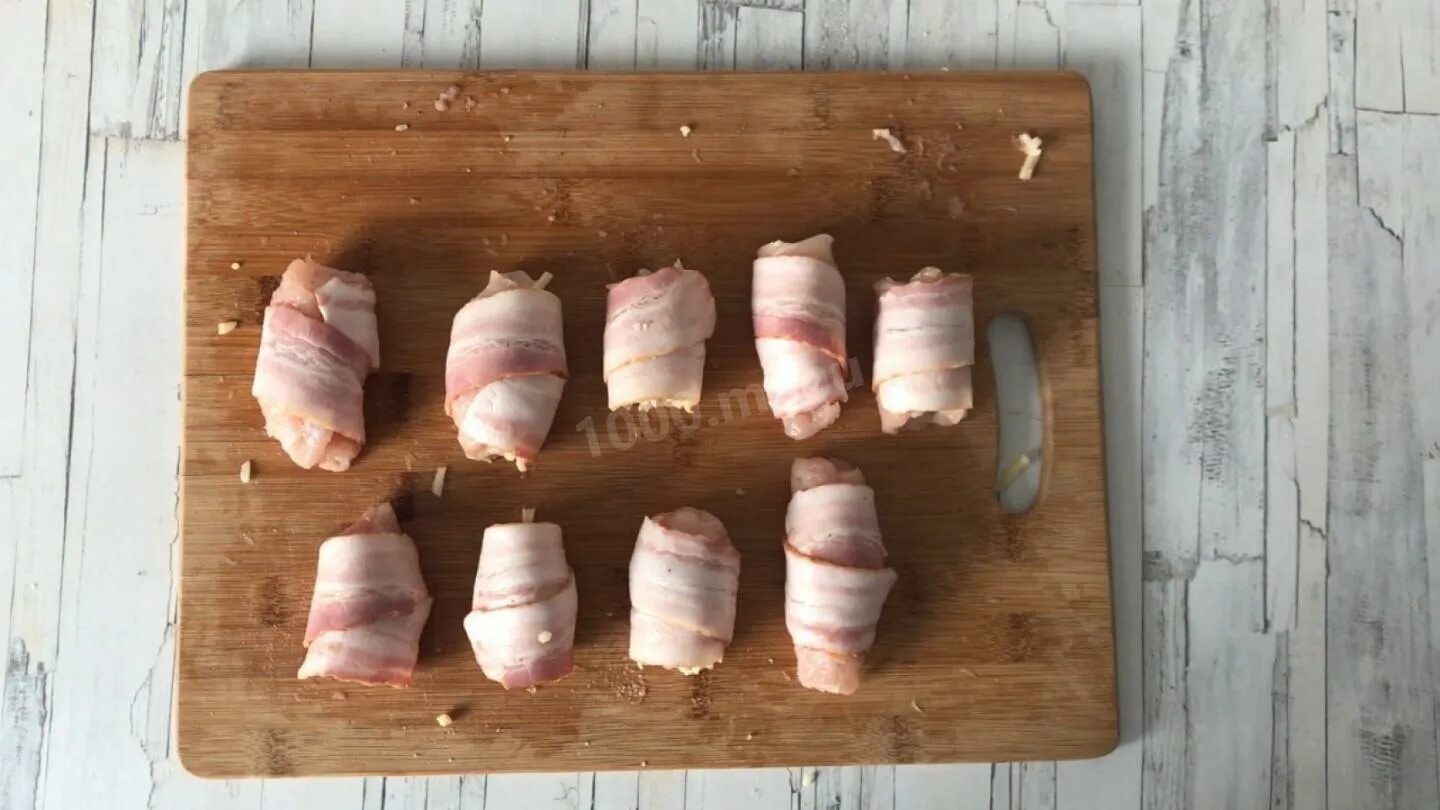 Рулет из филе курицы с беконом. Куриные рулетики в беконе. рулетики из курицы в беконе. курица с беконом полуфабрикат. филе куриное обернутое беконом.