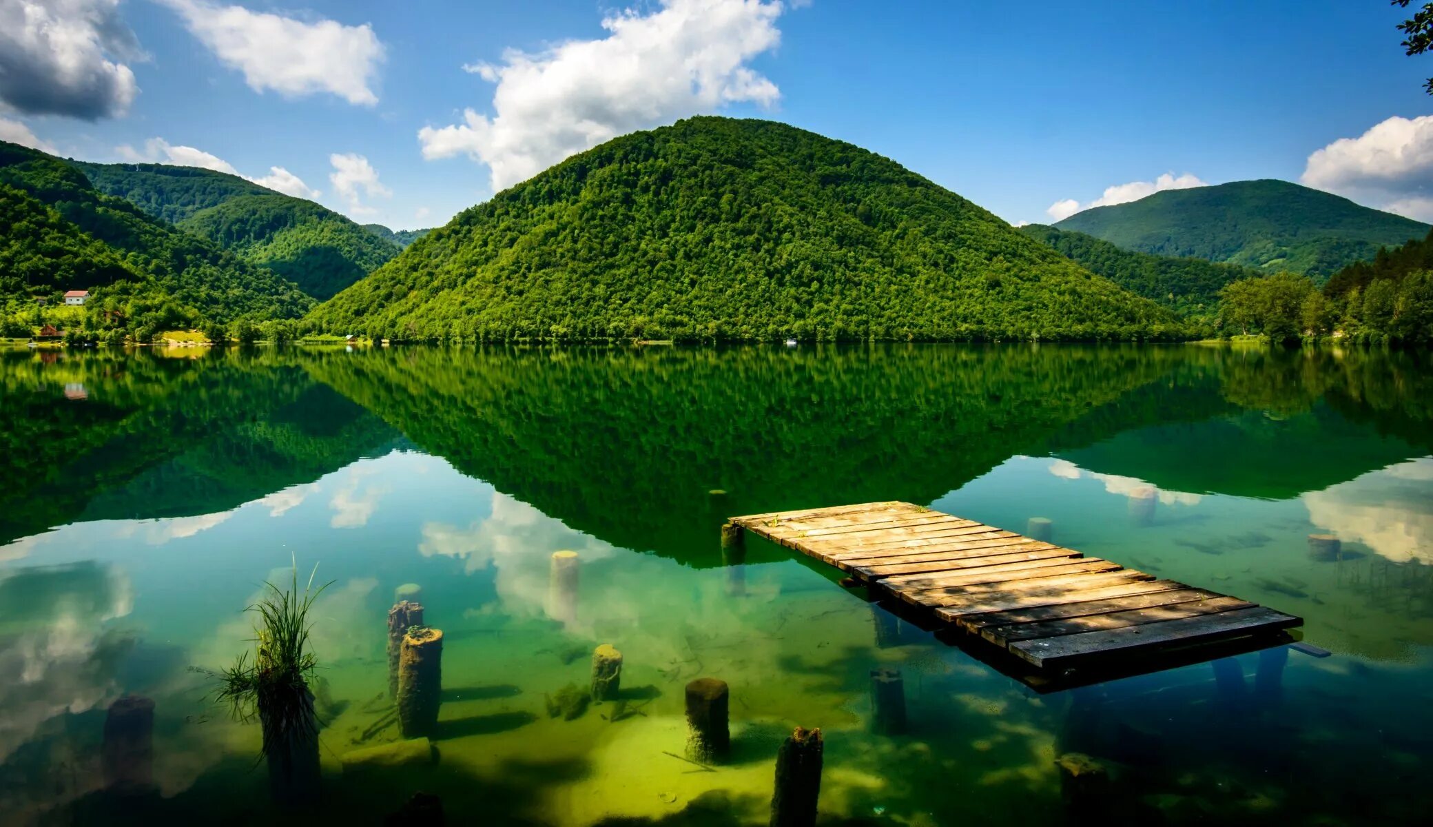 Босния и Герцеговина реки и озера. Озеро Лопота Грузия. Изумрудное озеро в Грузии. Босния и Герцеговина природа.